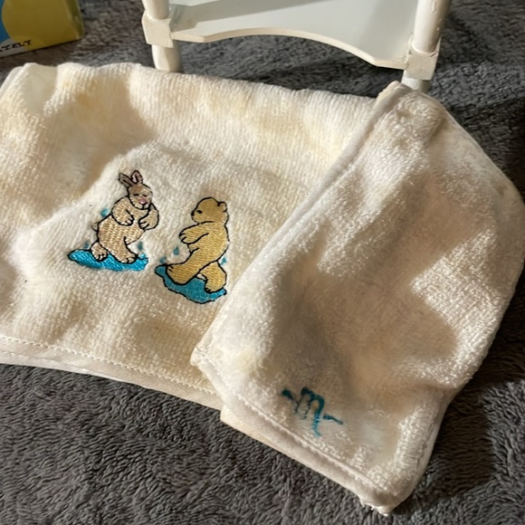 Muffy Vanderbear bathroom collection washstand bowl and pitcher - Picture 4 of 7